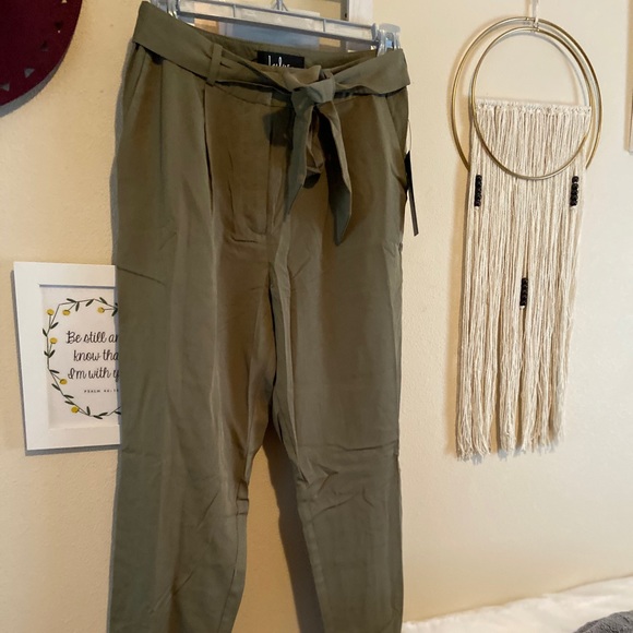 LULUs trousers. The cutest forest green pants. - Picture 2 of 4